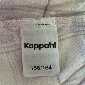 Pyjamas byxor  - Snygga pyjamas byxor ifrån Kappahl, bekväma och mina absolut favvo mysbyxor säljer nu eftersom att dom har blivit för små 🩷🤍