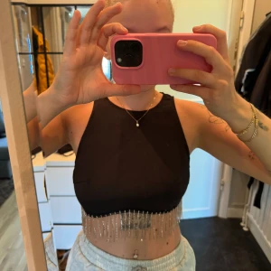 Topp med strass  - Svart kort topp med strass, i stl S från SHEIN. Använd 1 gång, nyskick. 