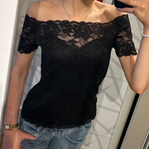 Spetstopp off shoulder - Så snygg off shoulder Spetstopp från amisu. Storlek S enligt lapp men passar även Xs. Köp sker via köp nu, jag postar inom 24h