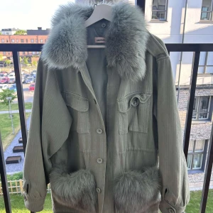 Custommade jacka - Den populära custommade jackan i grön,, strl M  Andvänd fåtal gånger och i bra skick