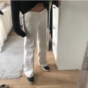 Byxor - Lågmidjade vita byxor från Filippa K. Lite missfärgade på insidan och lite utsidan av midjan, annars bra skick