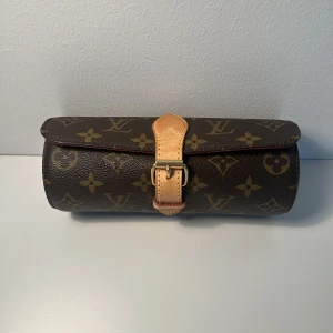 Louis Vuitton watch case - Louis Vuitton 3 watch case. Monogram Canvas färg, Vintage och i väldigt bra skick. Får plats 3 kill eller 4 tjej klockor! 20 x 8 x 8 (Längd x Höjd x Bredd)