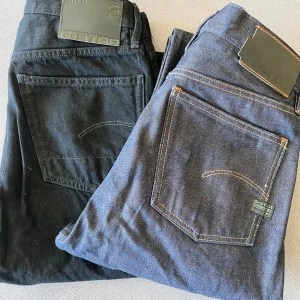 G-star Jeans (mörkblåa & svarta) Stl. W28 L30 - Svarta använd 1ggr. Blåa aldrig använda. Säljer båda tillsammans. Nypris per st. 1299kr
