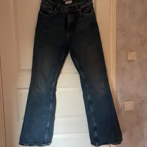Raka jeans från märket TopShop i storlek W30 L32.   Endast använda fåtal gånger så väldigt fint skick🌸  Midjemått: 33cm Ytterben: 43cm Innerben: 31cm  Köparen står för frakten!