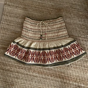 Jättesöt zara kjol🧡❤️🖤 - Jättesöt zara kjol som är perfekt till sommaren! Den är från zara och är knappt använd. Väldigt bra skick, säljs för att den inte används. Den är i storlek xs men funkar säkert till s. Skriv bara om ni undrar något så svarar jag så fort jag kan❤️