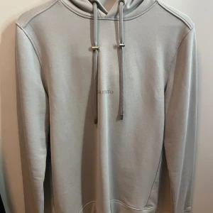 Limitato Hoodie - Limitato hoodie, använd fåtal gånger och ser helt sprillans ny ut! 