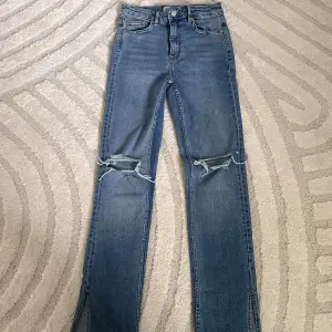 Säljer dessa två jeans från Zara.  120kr/st