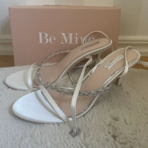 Klackskor  - Säljer de här fina klackskorna som är helt nya och är slutsålda på asos hemsida😊 De är helt oanvända och är i storlek 40🌸