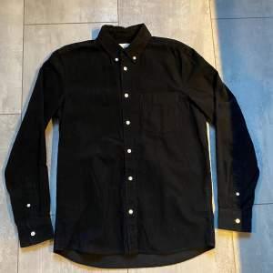 En svart Manchester skjorta från H&M som är använd 1 gång så den är i super bra skick. Storlek S.
