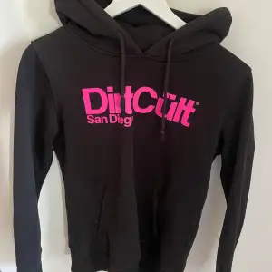 Svart dirt cult hoodie med rosa tryck, skit snygggg men bara inte min stil längre, knappt använd!Den är i storlek M men sitter som typ en xs/s. Pris går självklart att diskutera!☺️🎀