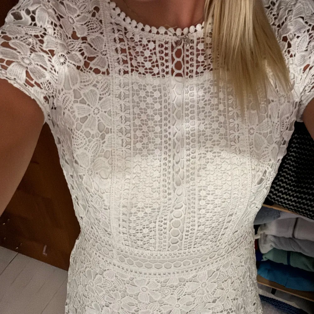 Perfekt klänning för student, skolavslutning eller konfirmation! Endast Anvönd under min egna konfrontation, nu har den blivit för liten därav går ej dragkedjan upp bak! armarna är uppsydda samt att dragkedjan är lite trög. Inga fläckar eller hål!💗. Mekot.