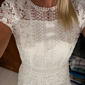 Student klänning - Perfekt klänning för student, skolavslutning eller konfirmation!  Endast Anvönd under min egna konfrontation, nu har den blivit för liten därav går ej dragkedjan upp bak! armarna är uppsydda samt att dragkedjan är lite trög. Inga fläckar eller hål!💗