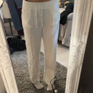 Linnebyxor  - Ett par super fina linnebyxor ifrån Gina tricot. Aldrig använt dom då jag inte vart tillräckligt bekväm i dom.