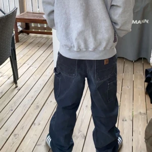 Carhartt work jeans - Säljer dessa riktigt feta workpantsen från Carhartt 💯riktiga skater jeans som klarar av allt🙂storleken är 32/36 och skick 10/10 kolla gärna in kontot för liknande annonser💯💯