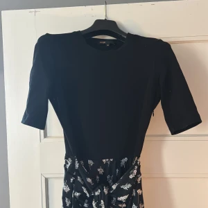 Maje klänning - Supersöt Maje klänning köpt för ca 2 år sen som inte längre används. Perfekt skick, jag är 173 cm och sen när mig till strax under knäna. Pris kan diskuteras! Plagg tvättas alltid innan dem skickas.