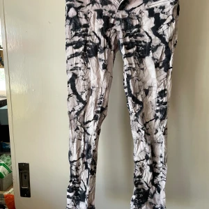 Kamouflage jeans - Svagt rosa från tvätt med svart mönster   Köp bet frakt