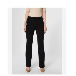 Kostymbyxor - Säljer mina fina kostym byxor från Vera Moda. Dom är i jätte fint skick🌼