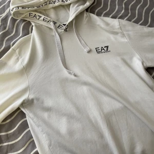 EA7 hoodie - Bra hoodie för sommar den är ganska tunn.