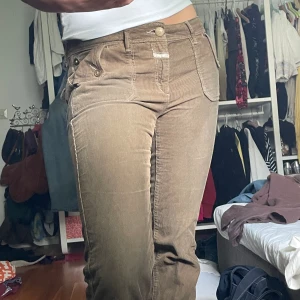 lågmidjade byxor  - jättefina lågmidjade bruna manchester byxor ! går hela vägen till marken på mig som är 171 🤗