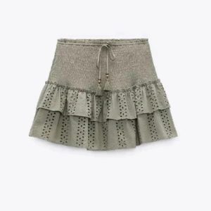 Zara kjol - Säljer denna skit snygga kjolen från zara som är väldigt populär och svår att få tag på! Denna har används väldigt sparsamt och är som ny. 