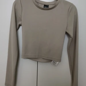 Croptop med cutout  - Croptop med cutout rygg. Toppen är i bra skick.