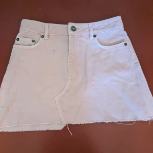 rosa jeans kjol  - syns inte på bilden men den är ljusrosa