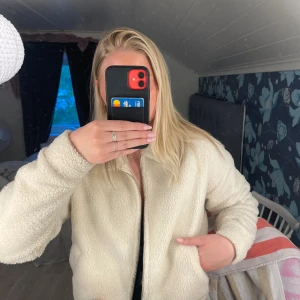 Teddy jacka - En fin Teddy jacka från stay, använd fåtal gånger (fint skick) då jag har en likadan i svart som jag gillar mer. Bara att höra av dig ifall ni har någon fundering💗