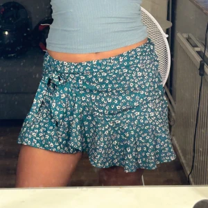 Kjol - Säljer den här super gulliga kjolen från shein då den är lite för liten för mig och kommer inte längre till användning.💝