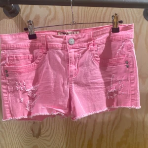 shorts  - lågmidjade Jeans shorts i storlek S/M, bra skick 