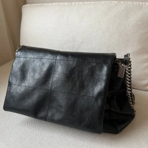 Svart väska - Svart väska ”rock” från Zara Går ej att stänga med magnetknäppningen (se bild)🖤