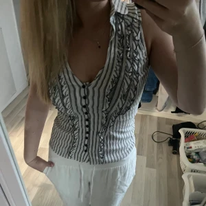Topp - Super söt topp med knappar och lite skjort liknande! Köpt på plick förra året använt 1 gång! Finns ingen storlek men skulle säga xs-s