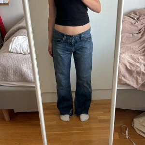 Levis jeans ”512 bootcut” baggy midwaist - Jätte snygga levis jeans i mycke bra skick! Inga hål eller fläckar. Innerbenslängd är 74cm.  Midjemått är 42,5 tvärs över och 85 runt om! Jag brukar ha storlek 38 och dom sitter bra på mig! Jag är 165cm lång for reference👏🏻