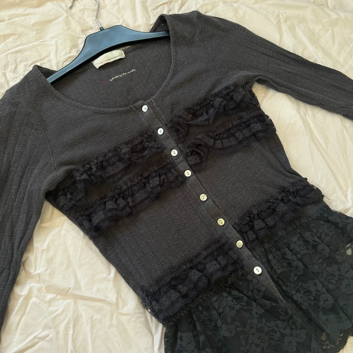 Blus med spetsdetaljer - 92