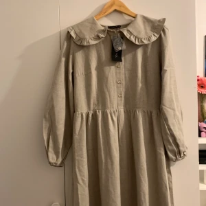Klänning  - Maxi klänning helt ny. Perfekt för höst och vinter. Storlek 40 men känns mer som 38. 