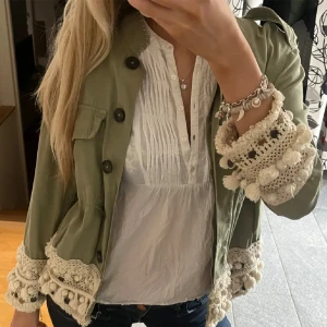 Grön zara trekvärtsärmad jacka  - Ascool trekvartsärmad jacka från zara. Coola detaljer! Slutsåld överallt!! Storlek L men liten i storleken så sitter bra på mig som ofta har m eller som en overzised s! ❤️ 