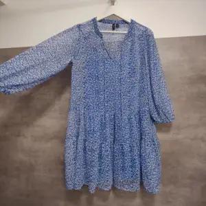 Säljer denna somriga klänning från Vero Moda💙😇glöm inte kika in min profil för fler somriga klänningar!💖