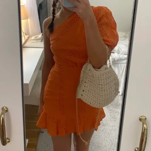 Sommarklänning  - Säljer denna superfina klänningen perfekt nu till sommaren!🧡 Köpt på Plick men i bra skick då den endast använts ett fåtal gånger!💖 Lånade bilder!🧡💕