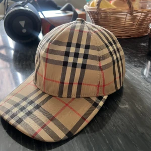 Burberry keps  - En riktigt fin keps till sommaren använd cirka nån månad säljer den pga behöver inte kepsen längre!