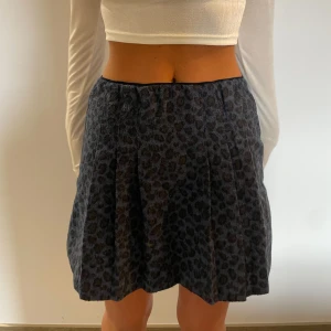 Blå leopard kjol mini - Mörkblå leopardkjol från Bellerose i storlek 16/xs. Såå fin!!! Vid snabb affär kan pris diskuteras❤️