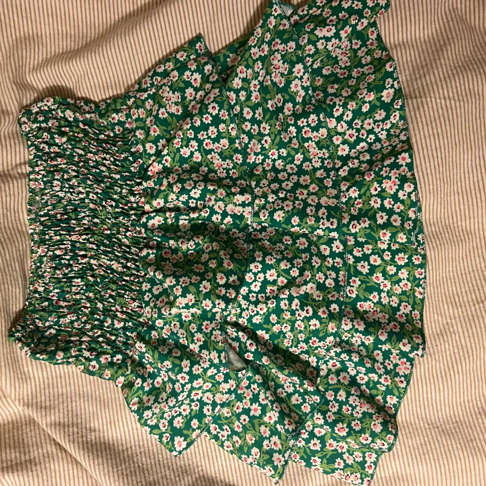 Jätte fin grön Lågmidjad volang kjol från marknad i Italien . Kjolar.