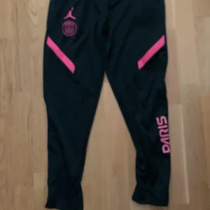 Psg jordan byxor - Säljer dessa byxor nyskick finns tags till