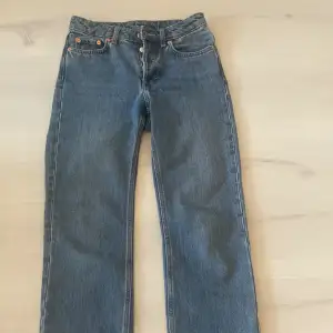 Säljer dessa mid waist jeans från weekday!! Dom är i bra skick och har använt dom ungefär 2-3 gånger. Säljer pågrund av att dom är för långa på mig. :)) ( dom är köpta för 650 kronor, säljer för 500 kr ) 