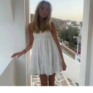 Zara klänning - Klänning från Zara som inte säljs längre vad jag vet, använd ca 2 ggr och skicket är som nytt 💕