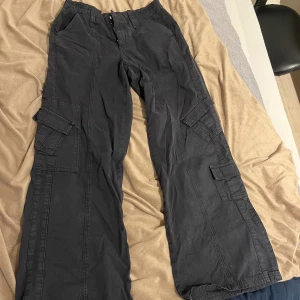Y2k cargo - Bra skick använt en gång, det är jag på bilden är ungefär 173, dom är lite korta. Pris kan diskuteras