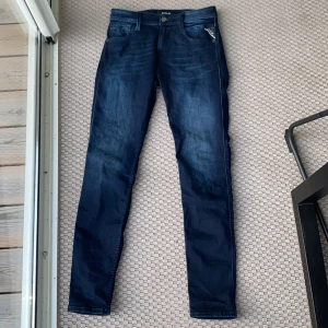 Replay Anbass Jeans - Storlek 28 i midjan 32 i längd Skick 10/10 Använda en gång  Säljer då dem är för små för mig som är 180 Nypris 1800    