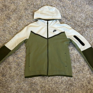 Nike tech  - Nike tech zip hodie. Använt endast 2-3 gånger 