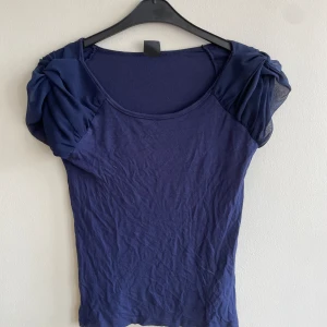 Topp - Mörkblå topp med liten puff ärm 