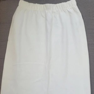 Kjol - Mjuk och skön smal modell med liten slits i bak. Mittemellan längd🙂 Ljus beige eller naturvit skulle jag säga. 