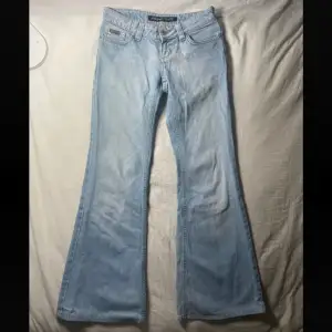 Jättesnygga lågmidjade bootcut jeans med coola fickor. De har små defekter som man kan se på bilderna men annars är den i mycket bra skick. Midjemått:34-36cm. Innebenslängd: 74-76cm. W:27 L:34. Skulle säga att den passar någon med xs-s. 