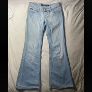 Lågmidjade bootcut jeans - Jättesnygga lågmidjade bootcut jeans med coola fickor. De har små defekter som man kan se på bilderna men annars är den i mycket bra skick. Midjemått:34-36cm. Innebenslängd: 74-76cm. W:27 L:34. Skulle säga att den passar någon med xs-s. 